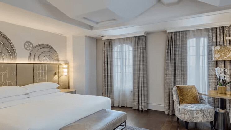 Molino King Deluxe Room